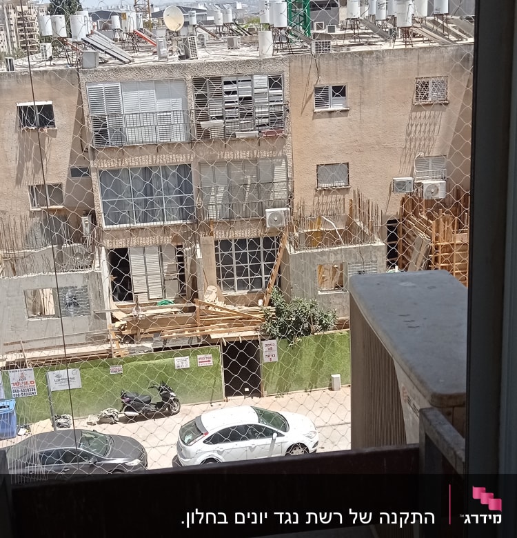 רשת למניעת כניסת יונים על חלון מרפסת